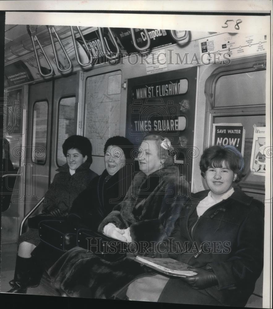 1966 Press Photo a happy group of subway riders - Historic Images