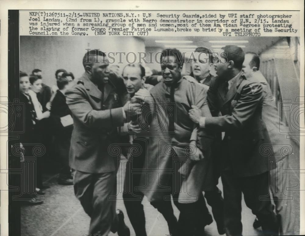 1961 Press Photo Black Demonstrator Escorted by UN Security Guards in New York - Historic Images