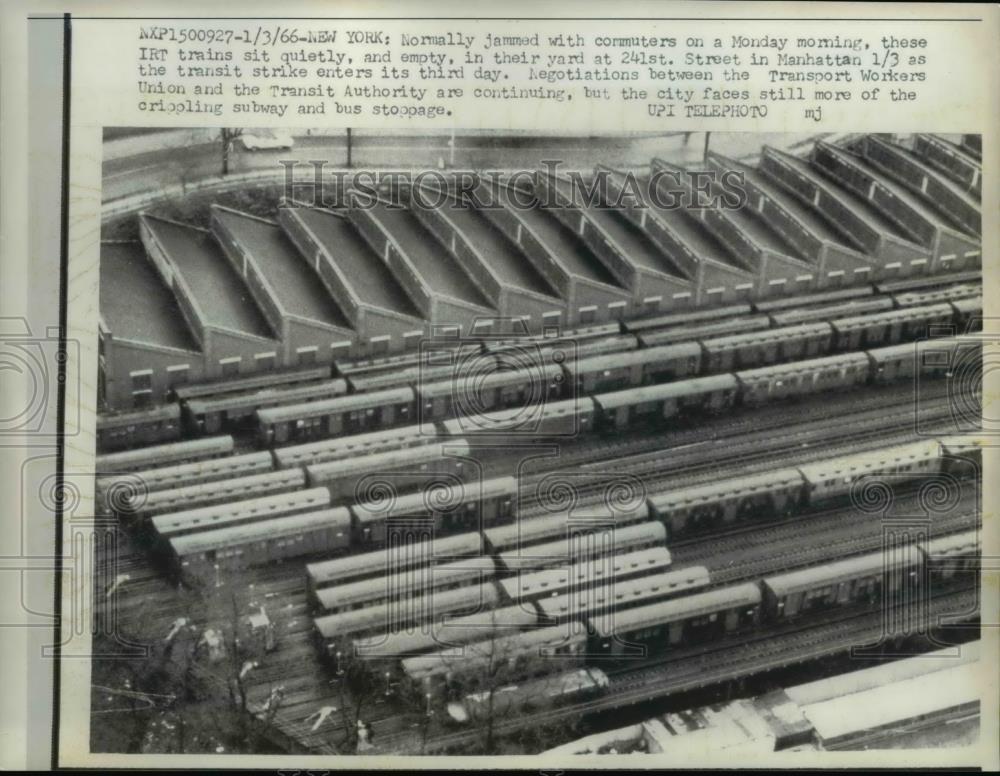 1966 Press Photo The IRT trains in their yard in Manhattan during the strike - Historic Images