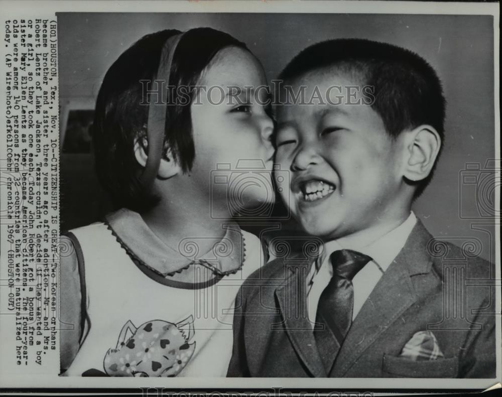 1967 Press Photo John Robert and Mary Ellen Lentz Became American Citizens - Historic Images