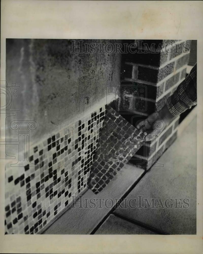 1960 Press Photo Applying glass mosaic tile using rubberized cement - Historic Images