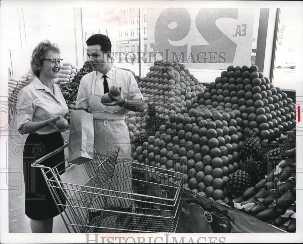 1964 Press Photo of the produce aisle at the Pick-N-Pay - Historic Images