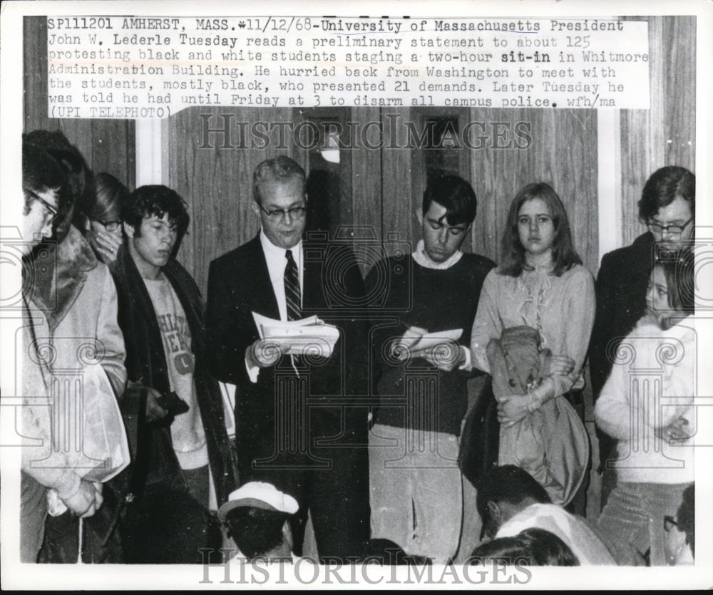 1968 Press Photo University of Massachusetts President W. Lederle at sit in - Historic Images