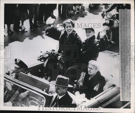 1951 Press Photo Mrs Douglas MacArthur and Son Arthur As Parade Passes - Historic Images