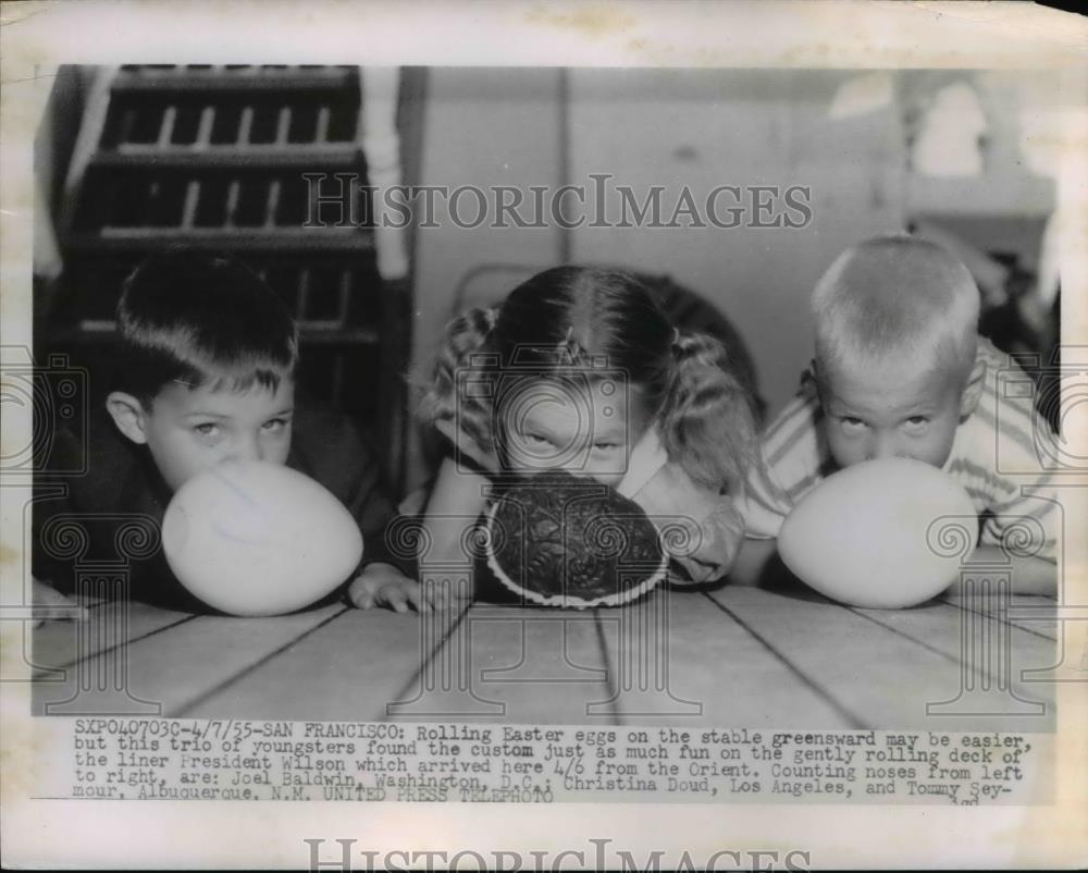 1955 Press Photo Joel Baldwin, Vhristina Doud, and Tommy Seymour rolling Eggs - Historic Images