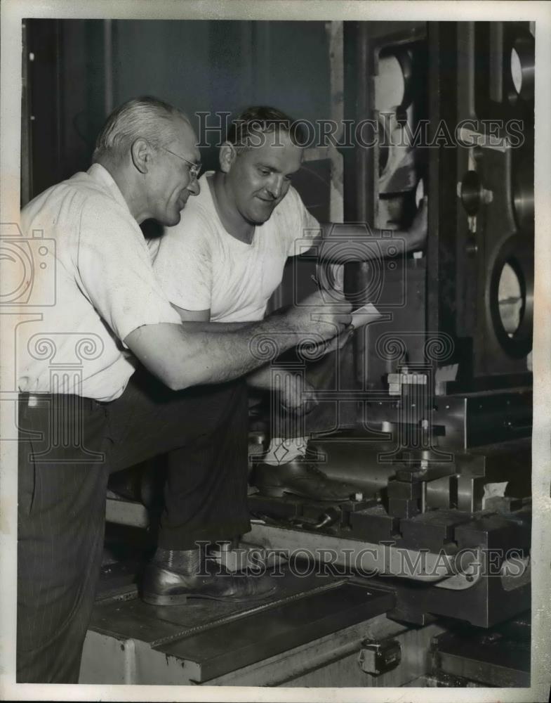 1953 Press Photo Warner &amp; Swasey Co foreman John Grill &amp; Jow Woranka - Historic Images