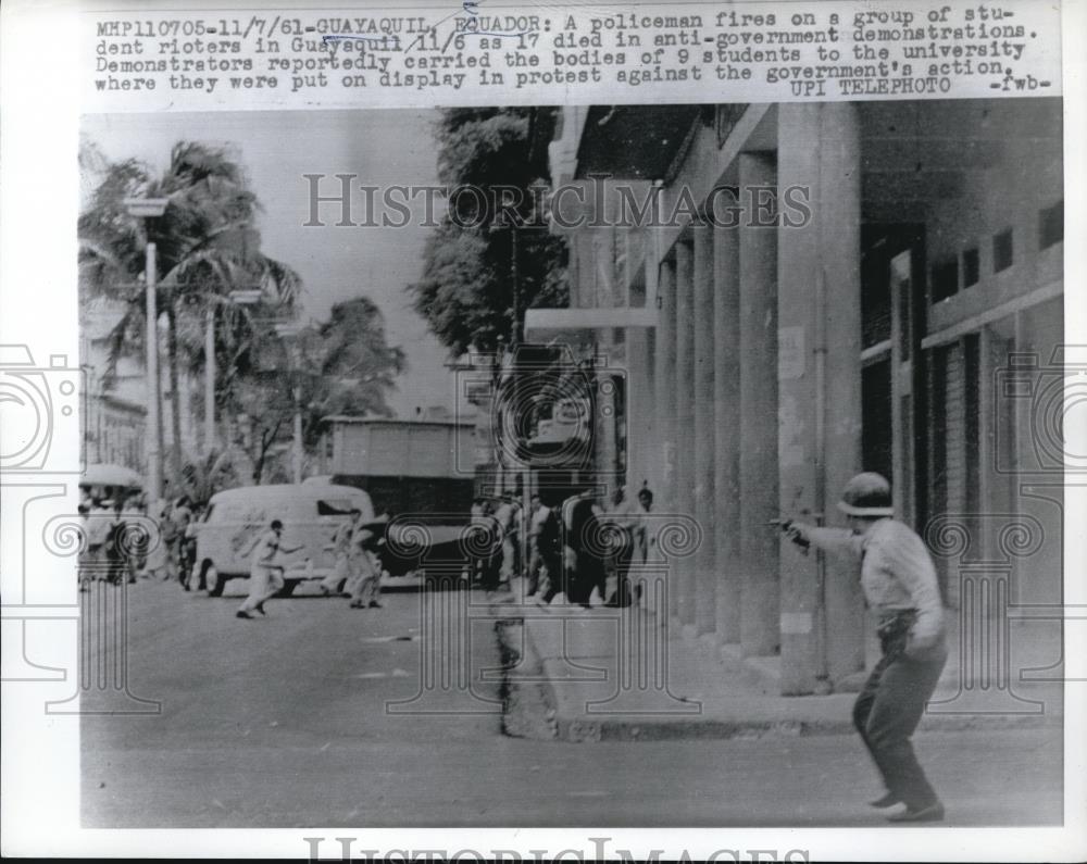 1961 Press Photo Guayaquil Ecuador police vs rioters - Historic Images