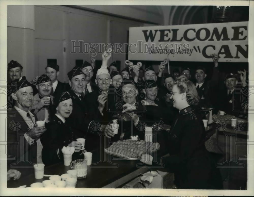 1943 Press Photo People are having their doughnuts and coffee party - Historic Images