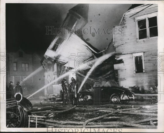 1949 Press Photo The collapsed house during the blaze of fire - Historic Images
