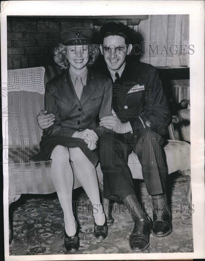 1944 Press Photo Fiore F. Sasso &amp; Wife, Charged w Impersonating Naval Officer - Historic Images