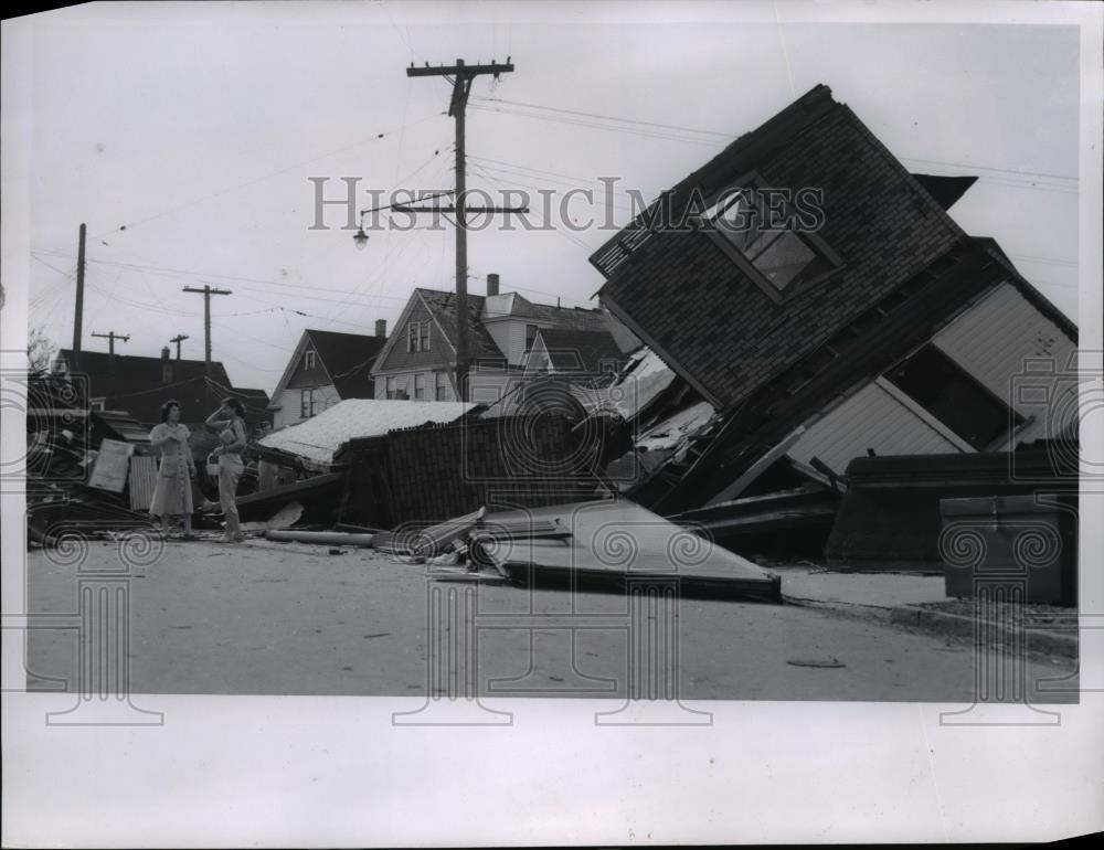 1956 Press Photo Wind Storm may have cause the houses to be ruined in the town - Historic Images