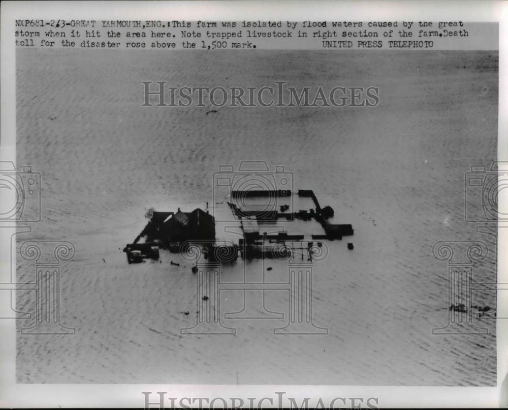 1953 Press Photo The isolated farm caused by the worst flood in England - Historic Images