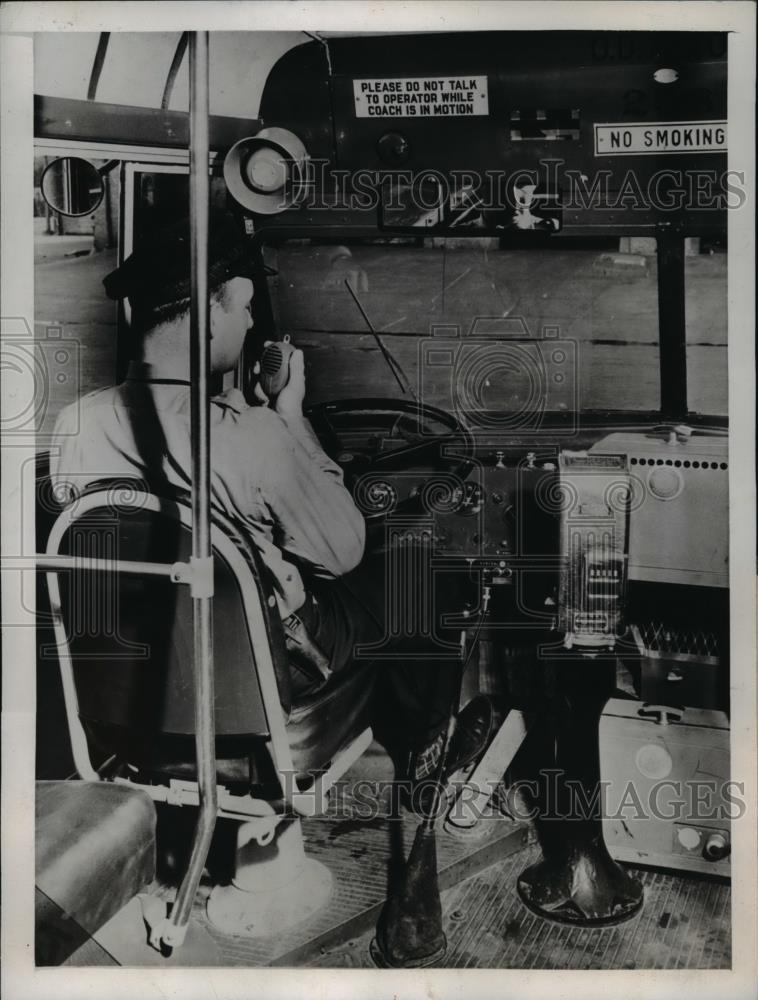 1945 Press Photo A driver from Arlington, Virginia uses radio communication - Historic Images
