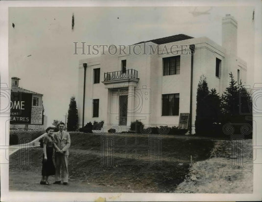 1936 Press Photo Mr. & Mrs. William Moegelin In Front Of 25G Prize Winning Home - Historic Images