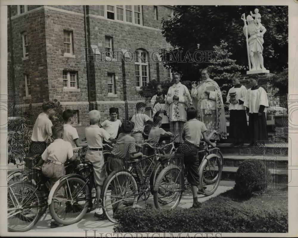 1939 Press Photo Reverend Ulich O&#39;Sullivan &amp; Reverend Francis Burns With Kids - Historic Images