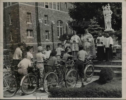 1939 Press Photo Reverend Ulich O'Sullivan & Reverend Francis Burns With Kids - Historic Images