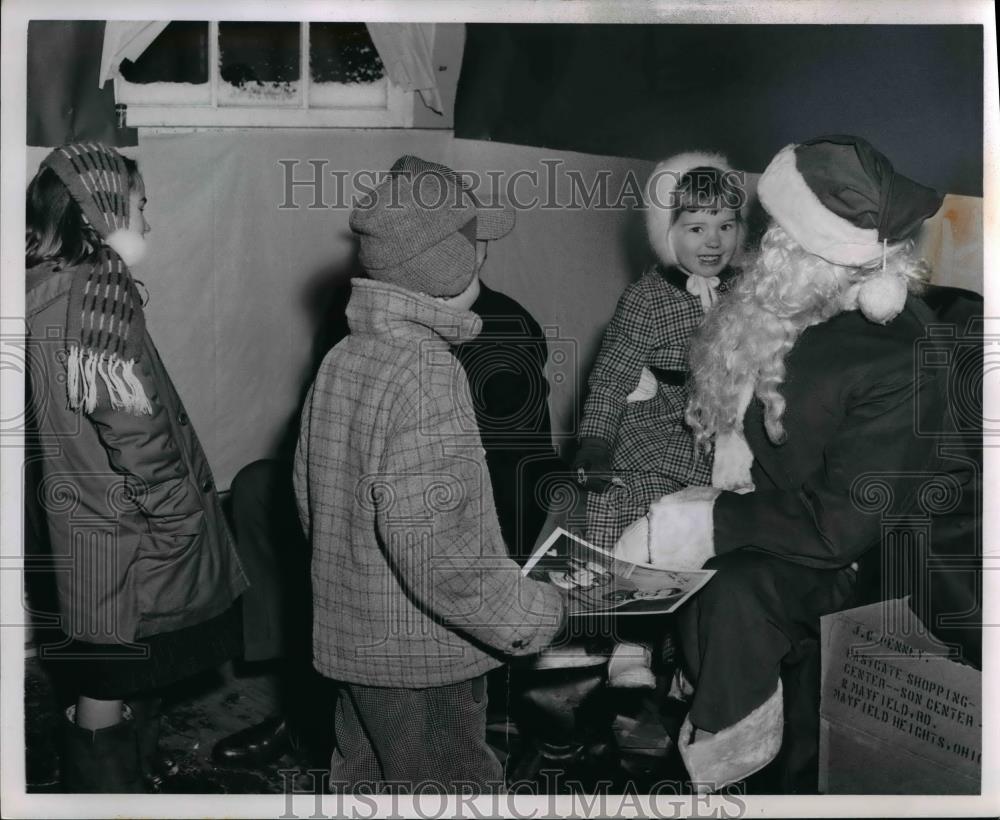 1960 Press Photo Mary Jane Niebes on Santas Lap - Historic Images