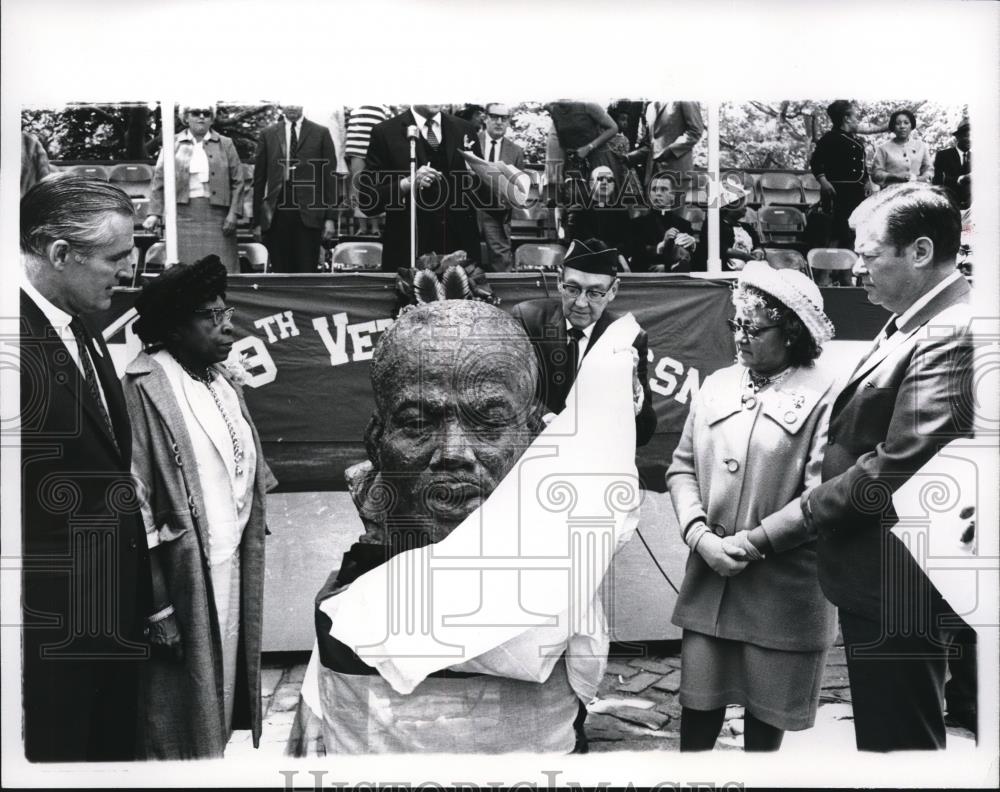 1968 Press Photo NYC Memorial bust of Dr ML King unveiled, JA Cox, E Nickerson - Historic Images