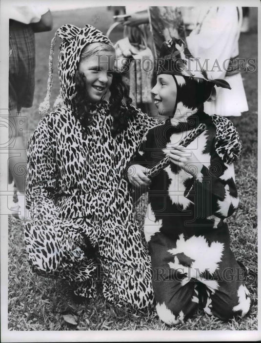 1960 Press Photo Susan Horny, space cat and Karen Schaefer, horse - Historic Images