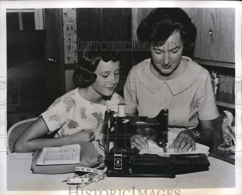 1961 Press Photo of Mrs. Gloria Schultz showing her daughter, Becky to sew. - Historic Images