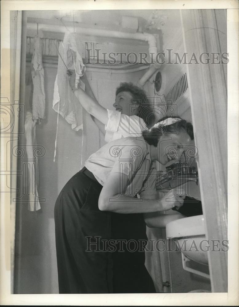 1933 Press Photo 2nd Lt&#39;s Delphine Seecik Washing &amp; Roommate Beth - Historic Images