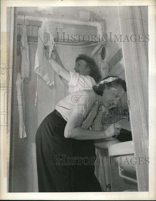 1933 Press Photo 2nd Lt's Delphine Seecik Washing & Roommate Beth - Historic Images