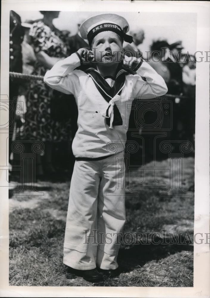 1949 Press Photo Little Nigel Mallinson during the salute rolls out at parade - Historic Images