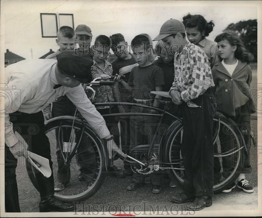 1952 Press Photo Patrolman Raymond at Bike Brigade at City Hall - Historic Images
