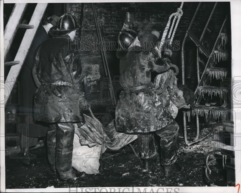 1950 Press Photo Firemen Carry Away Body From Apartment Fire In Chicago - Historic Images