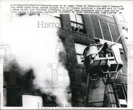1968 Press Photo The Montgomery Ward and Co.'s Loopstore during the fire - Historic Images