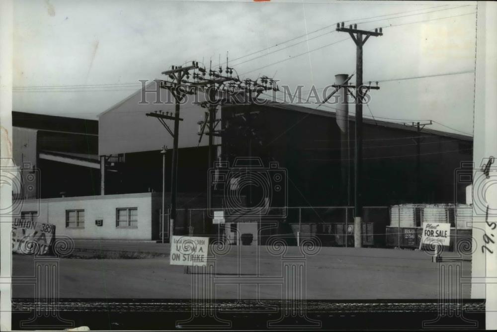 1965 Press Photo For Sale Sign Hung outside of Jessop Steel Co. - Historic Images