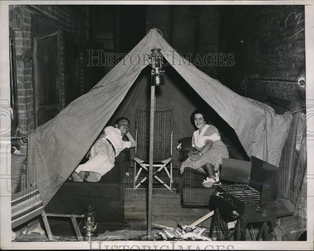 1937 Press Photo Leo Schneider, Bessie Katz in camping tent on cots - Historic Images