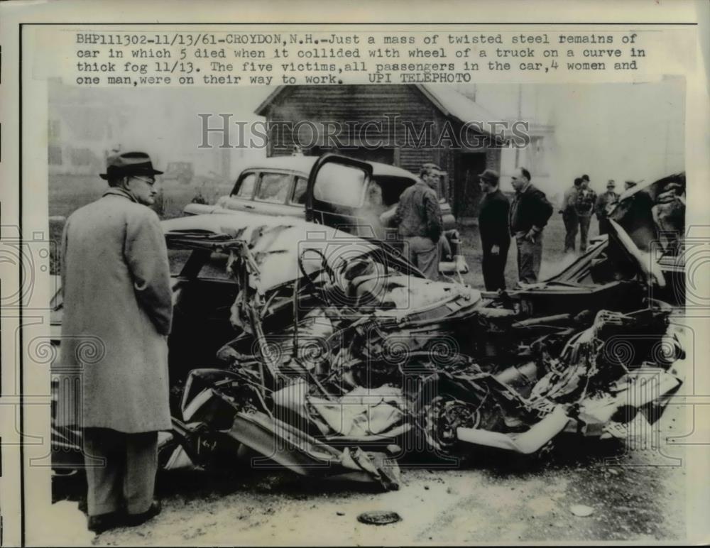 1961 Press Photo Twisted metal remains from car accident - Historic Images