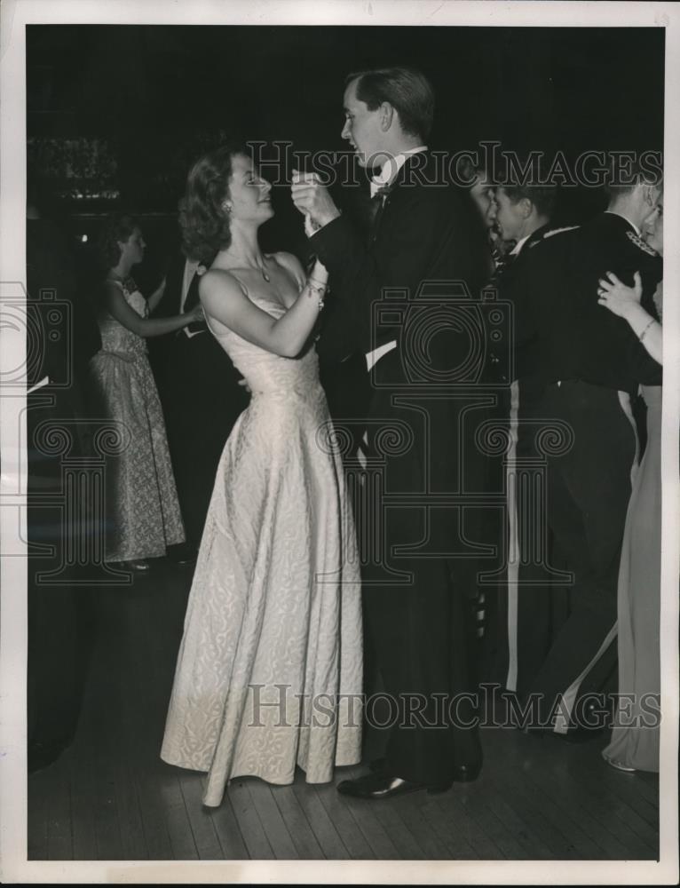 1940 Press Photo Jean DuPont &amp; Stanley Johnson at Fort Hanilton - Historic Images