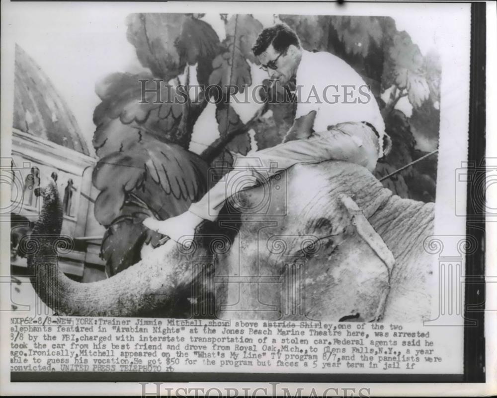 1955 Press Photo Trainer Jimmie Mitchell on Shirley - Historic Images