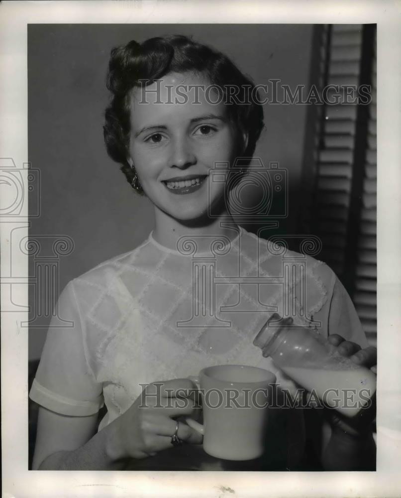 1954 Press Photo Jeannia Redmond, Missouri Farmers State Office - Historic Images