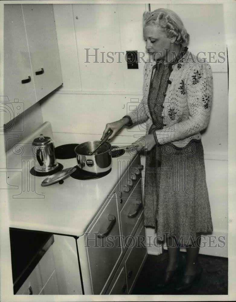 1939 Press Photo Mrs. Arieta Beery illustrates domestic touch before divorce - Historic Images