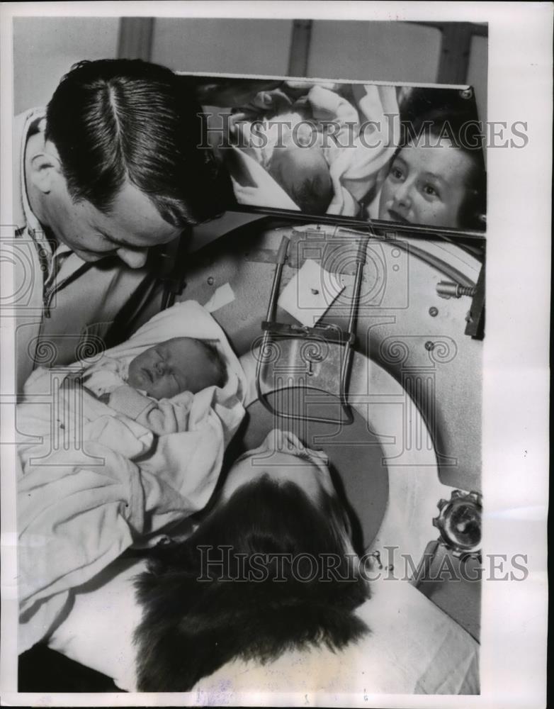 1956 Press Photo Bob Kerby with his baby and er polio stricken wife, Shirley - Historic Images