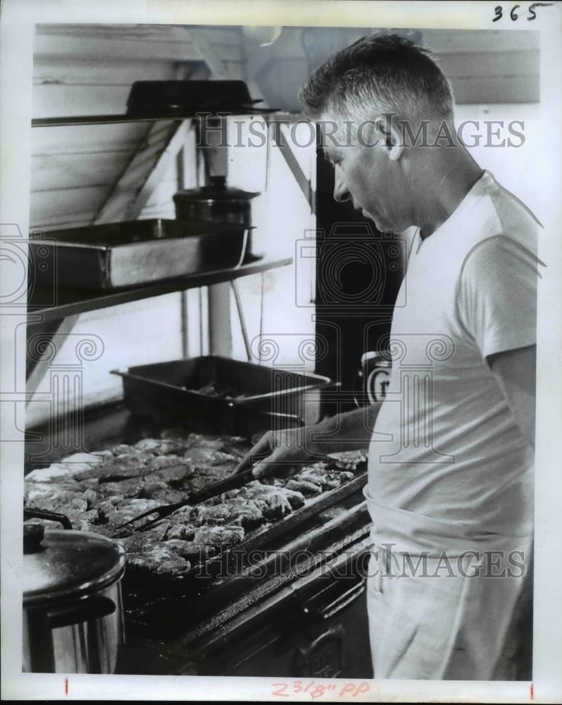 1971 Press Photo Chief Cook Harvey Spears Prepares 100 Meals Daily - Historic Images