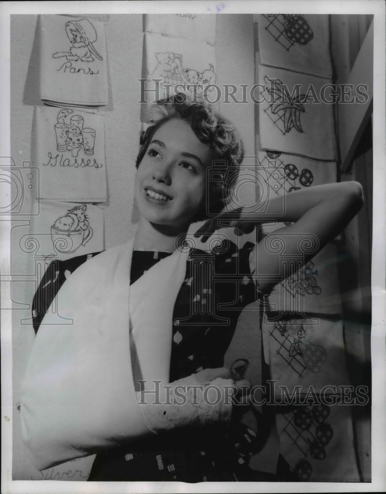 1955 Press Photo Sandra Shilling with a sling - Historic Images