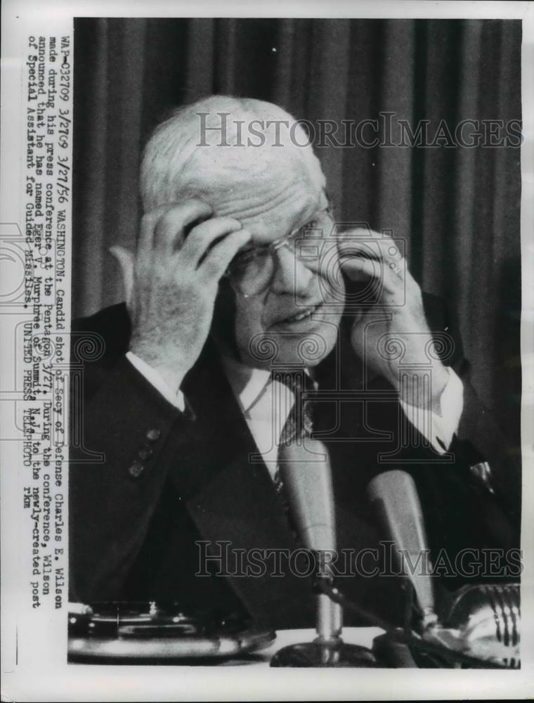 1956 Press Photo Defense Sec. Wilson during his press conference at Pentagon - Historic Images