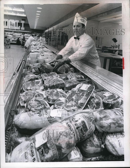 1970 Press Photo Rocky Gambatesa Meat Manager Pick N Pay at Aurora Road in Salon - Historic Images