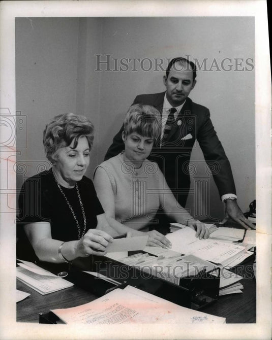 1969 Press Photo Cuyahoga Assoc for Retarded Schoenig, M Nameth & Mrs E Raminski - Historic Images