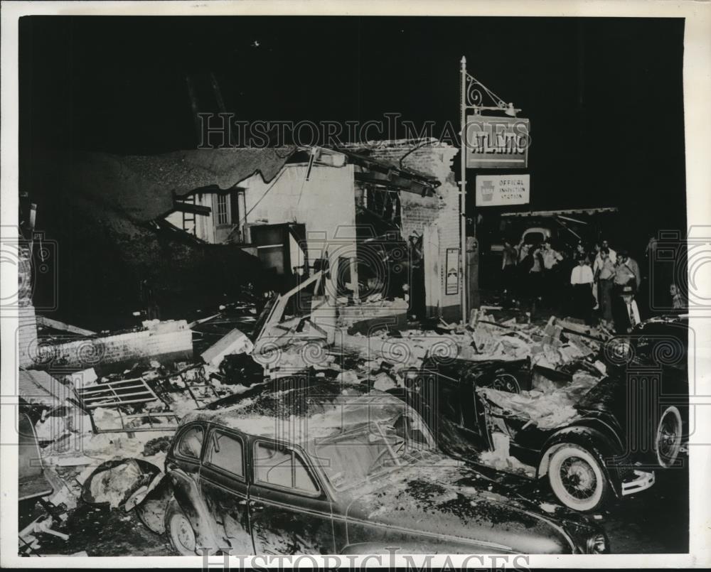 1942 Press Photo The wreckage of the automobiles after the tank truck explosion - Historic Images