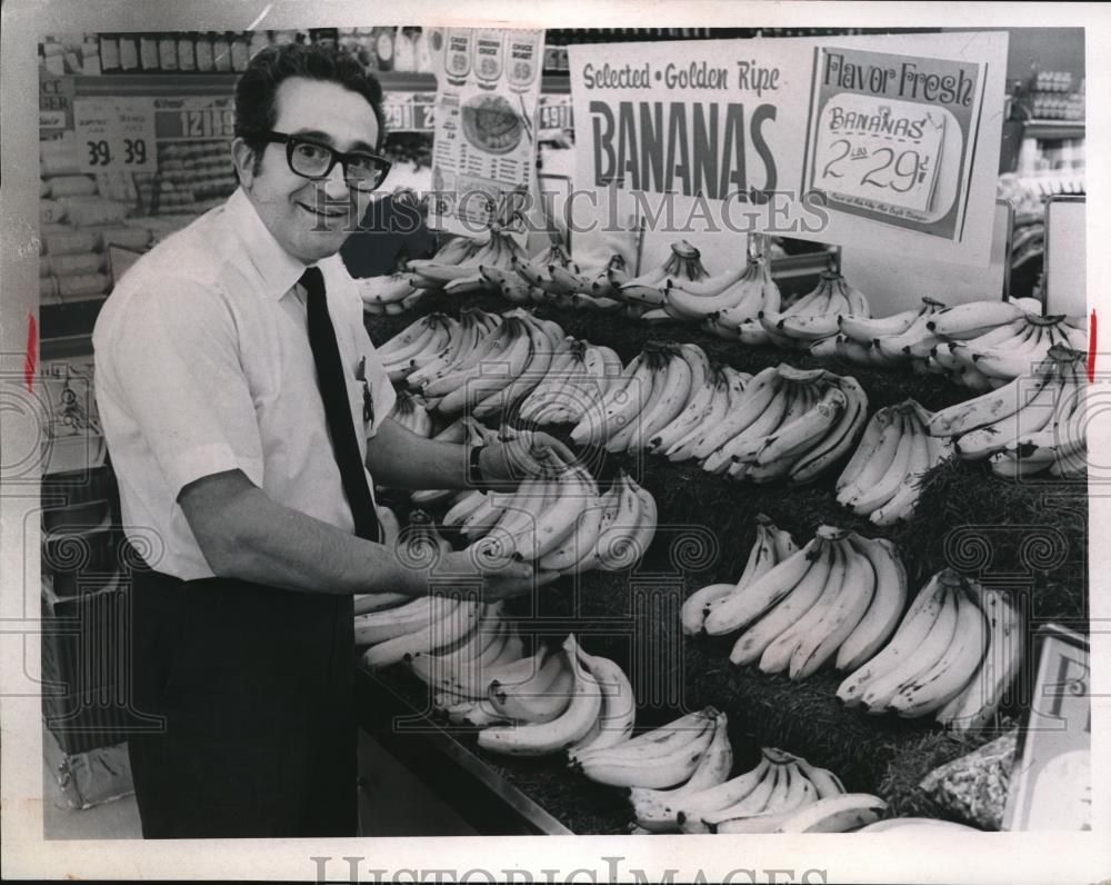 1971 Press Photo of the produce aisle in the Pick-N-Pay. - Historic Images