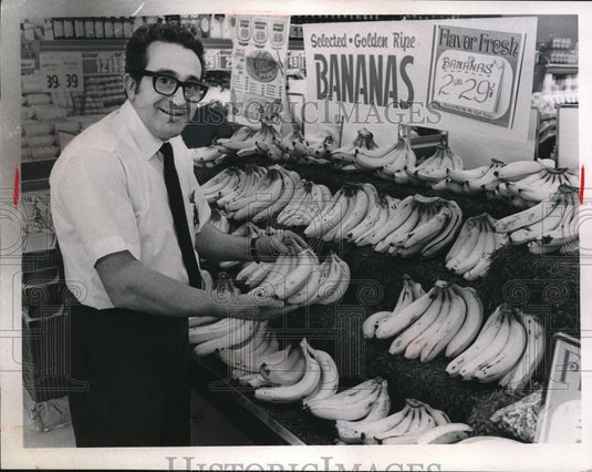 1971 Press Photo of the produce aisle in the Pick-N-Pay. - Historic Images