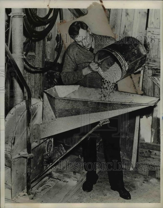 1939 Press Photo Soy beans at AshevilleNC plant & Jay Judd at mill - Historic Images