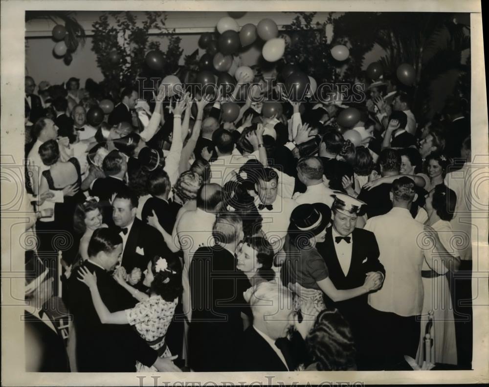 1941 Press Photo Palm beach, Fl Socialites usher in the new Year - Historic Images