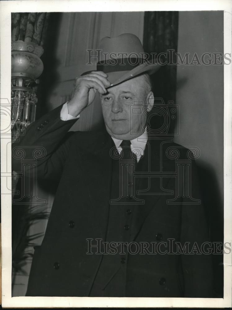 1943 Press Photo Pres.Roosevelt&#39;s Hat gift for Speaker Sam Rayburn in Washington - Historic Images