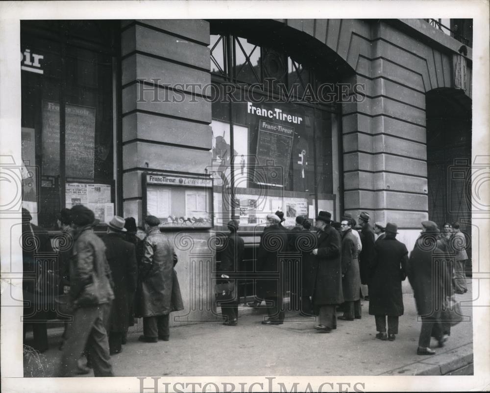 1946 Press Photo of Parisians gathered around the window of daily paper. - Historic Images